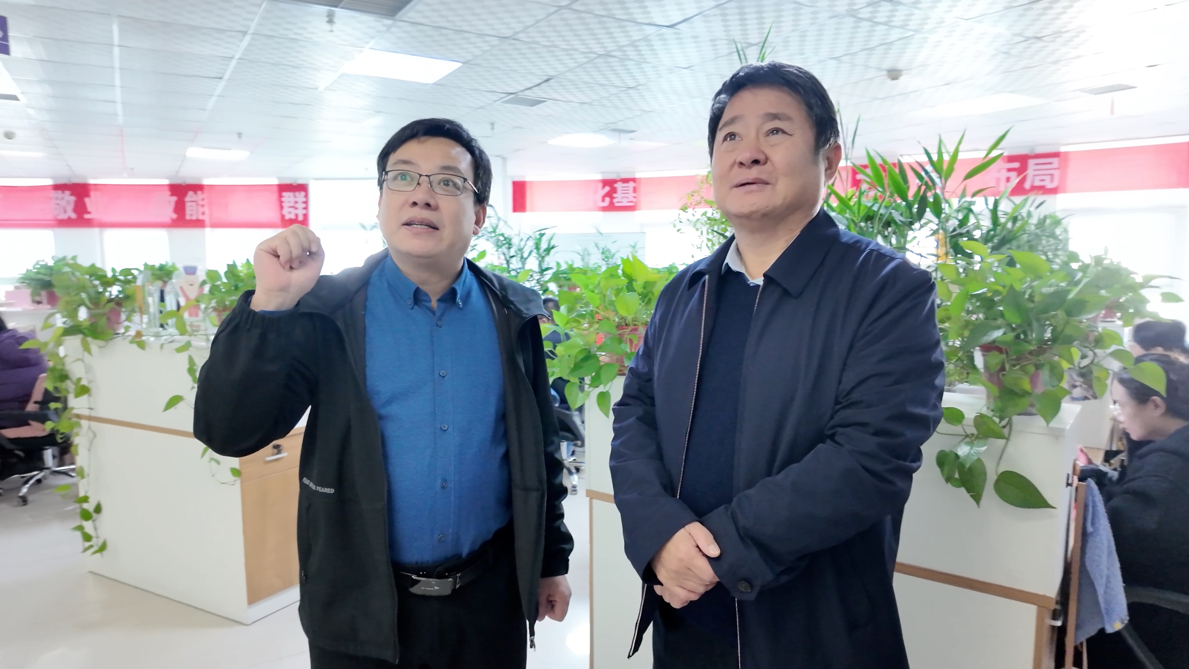 安陽(yáng)市人大常委會(huì)副主任桑建業(yè)一行蒞臨安陽(yáng)青峰參觀指導(dǎo)